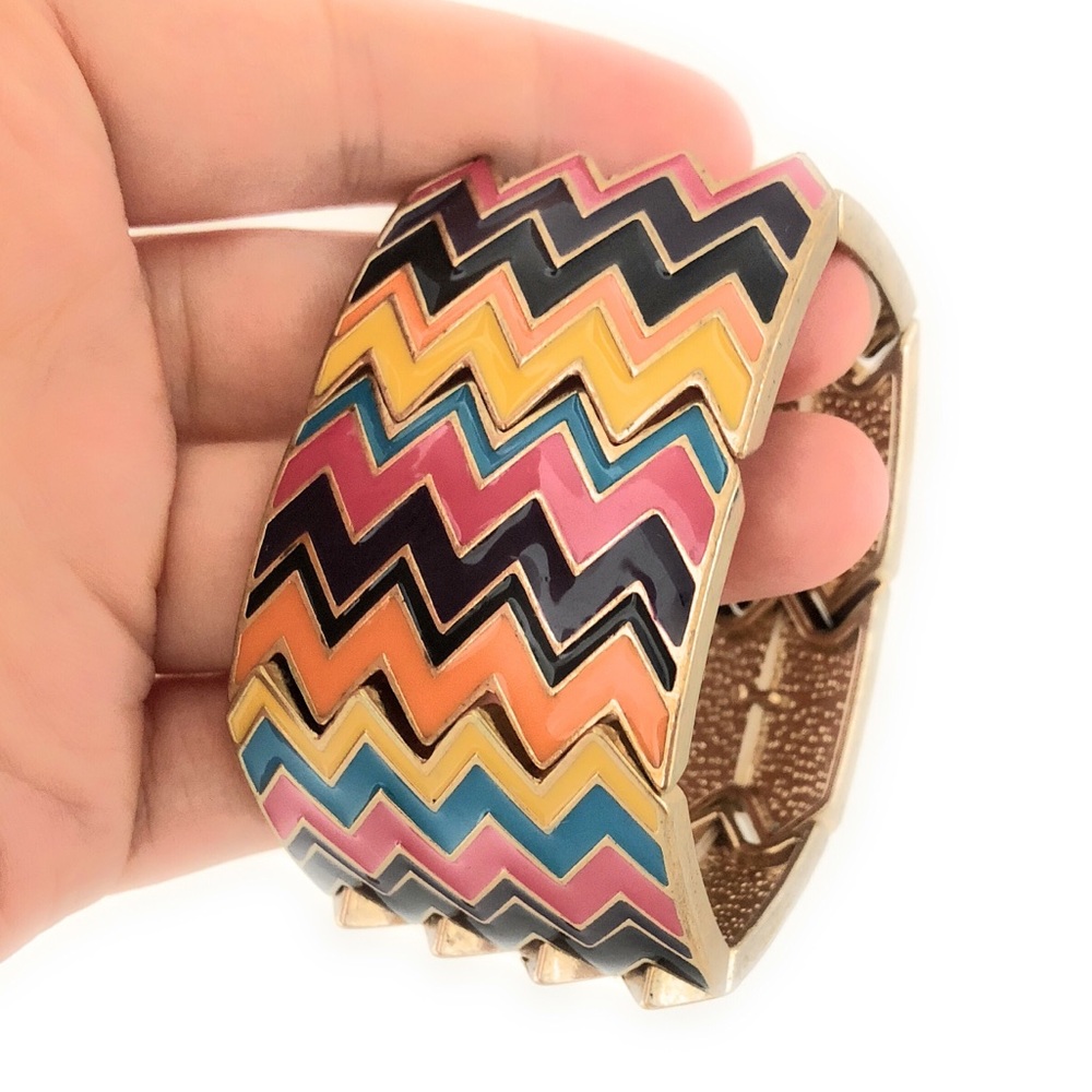 Trendy bangle with unique patterns and colors